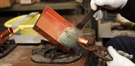 ほんの少しの力加減が商品の出来・不出来を左右する繊細さも持ち合わせている中村銅器製作所の銅鍋