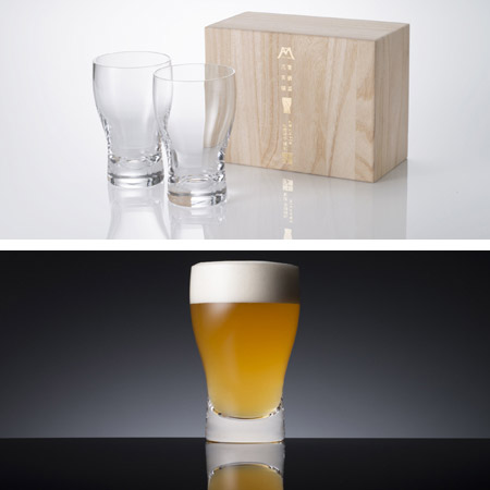 「うすはり」や「料亭ビアグラス」とともに今回のコラボのために金型から起こしてつくった松徳硝子ビールグラスコレクション「クラフト／ブラック」