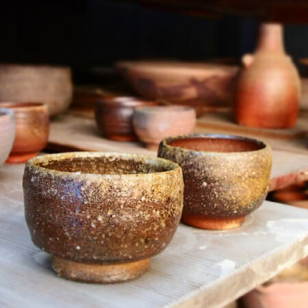 土の持つやさしい表情。程よく厚みのあるフォルムが美しい陶芸家・出口鯉太郎さんのぐい呑み