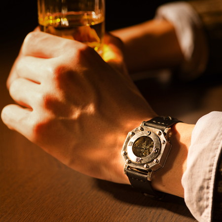 フレームやバックル、裏蓋に至るまで“オールシルバー”で誂えられた腕時計【M-Watch Studio】 OCTAGON silver