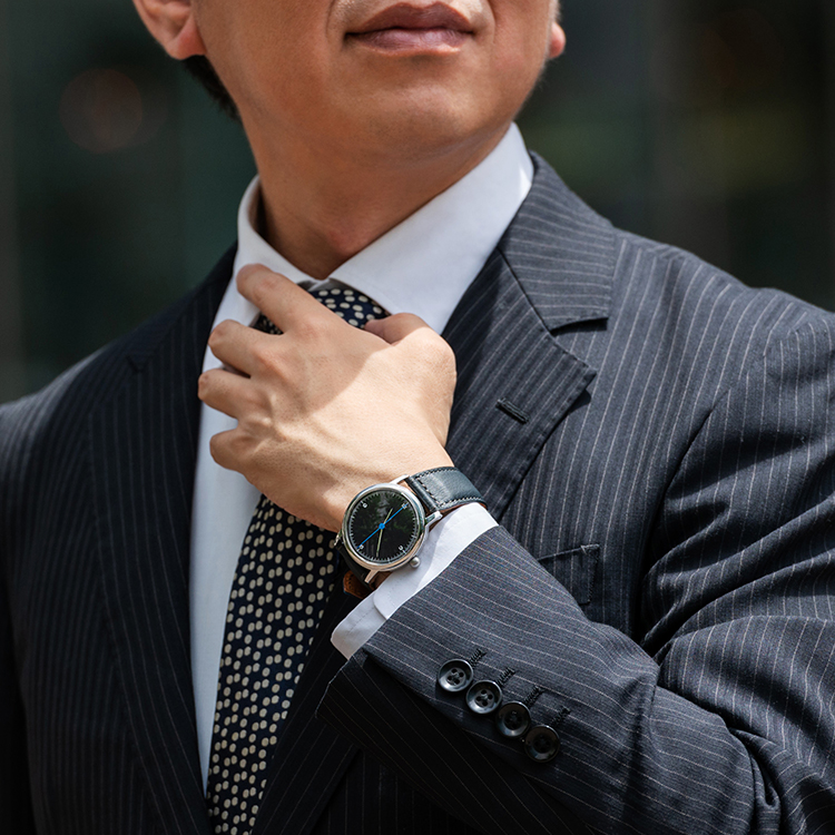 【SPQR】五十嵐威暢デザイン「earth watch」限定藤巻別注モデル
