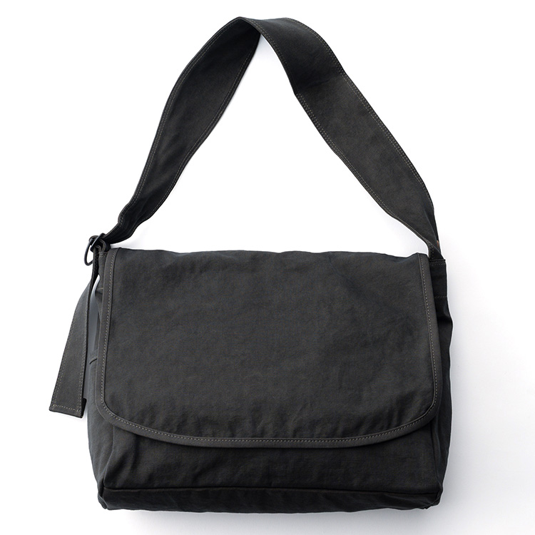 BAGGY PORT】黒さび染め帆布 被せビッグショルダー | 藤巻百貨店