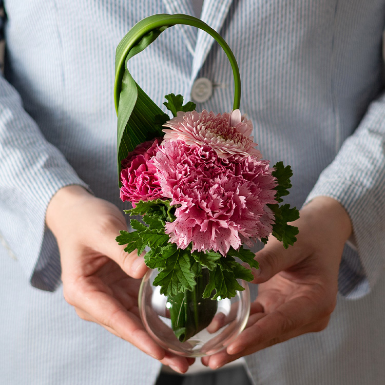 【Keita Flower Design】母の日カーネーションと花瓶のマリアージュ