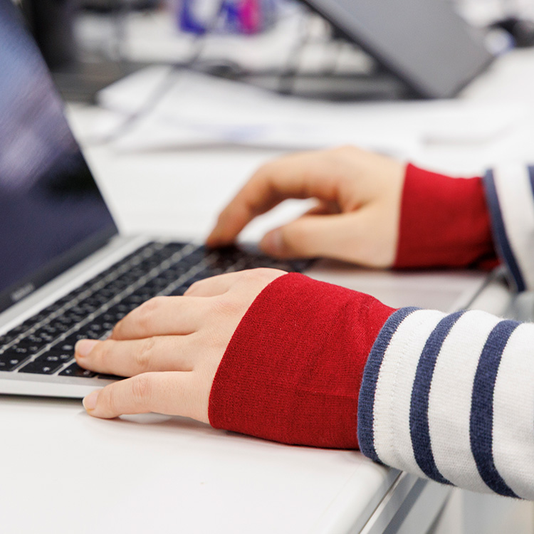 【タナベ刺繍】手刺繍入り リストウォーマー 星座ワッペンモデル