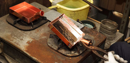 玉子焼き器は錫を焼き付けているのも特徴。中村銅器製作所の玉子焼き器